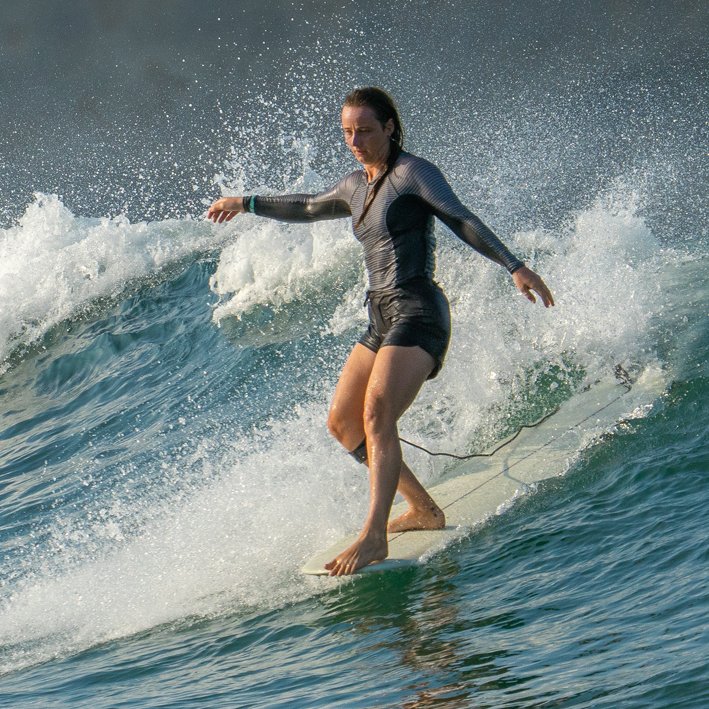 Nina Altenburg Hang 5 auf Longboard